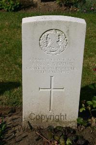 Dozinghem Military Cemetery - Younie, James McAndrew